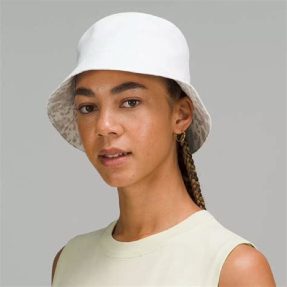 Like New! Lululemon Both Ways Bucket Hat S/M Reversible White Cheetah Camo EUC